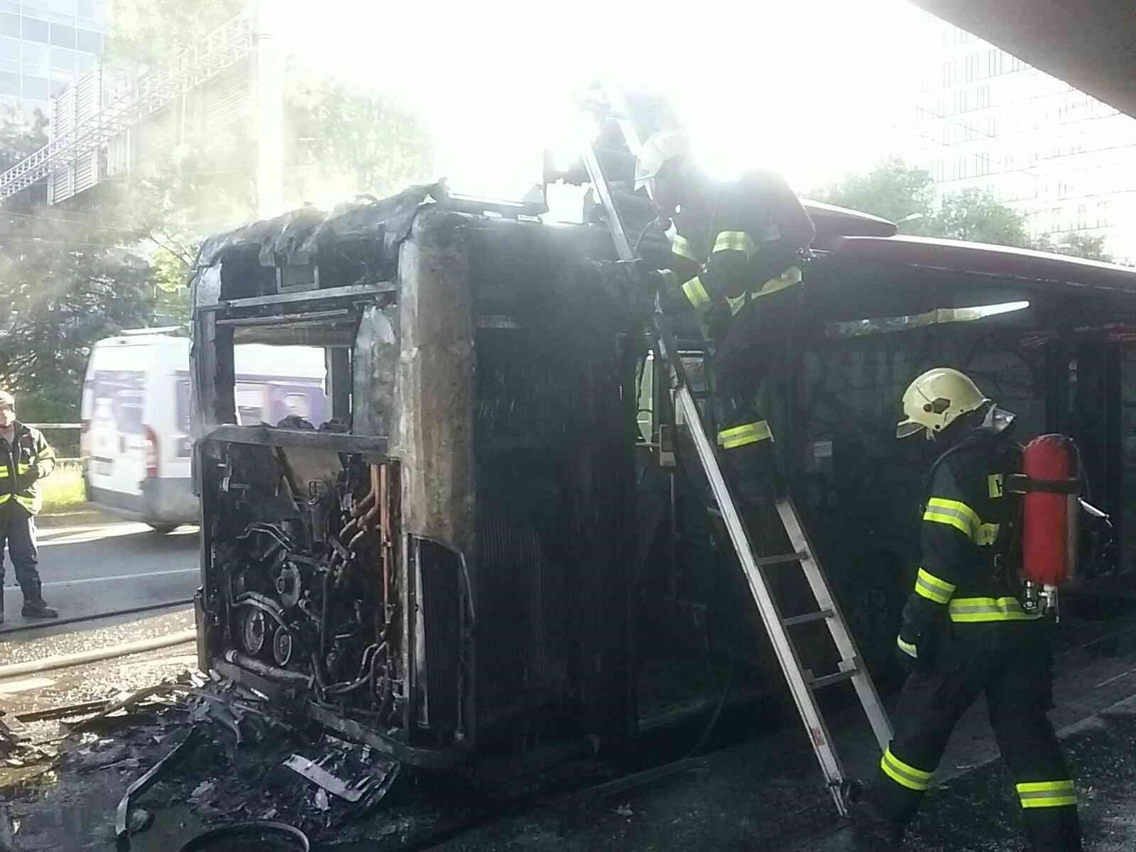 01 - Požiar autobusu na Patrónke v Bratislave
