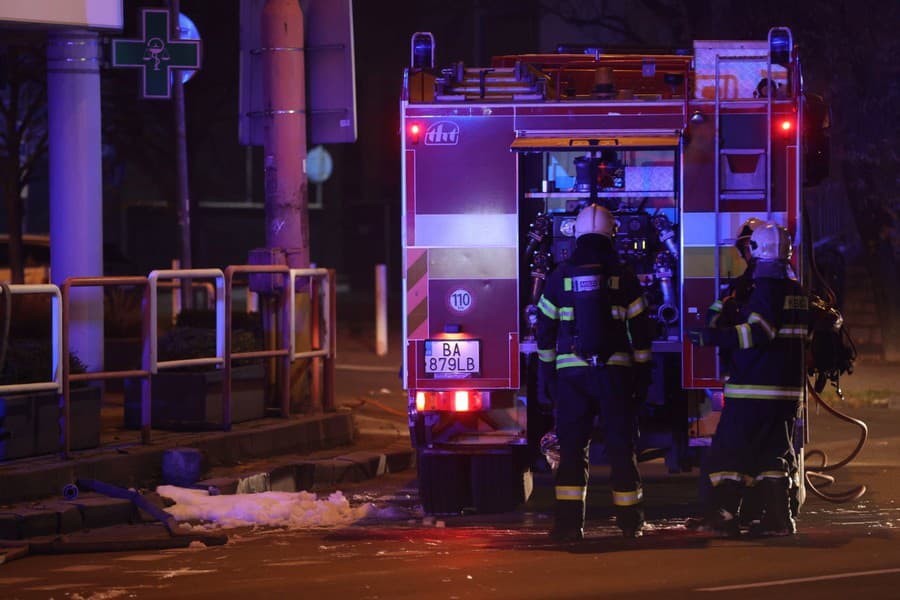 01- Hasiči zasahovali v bratislavskom Ružinove, kde vystreľovali kanalizačné poklopy