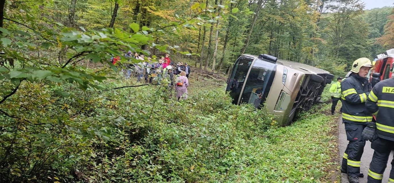 01 - Dopravná nehoda autobusu v k.o. Bohunice, okres Levice 