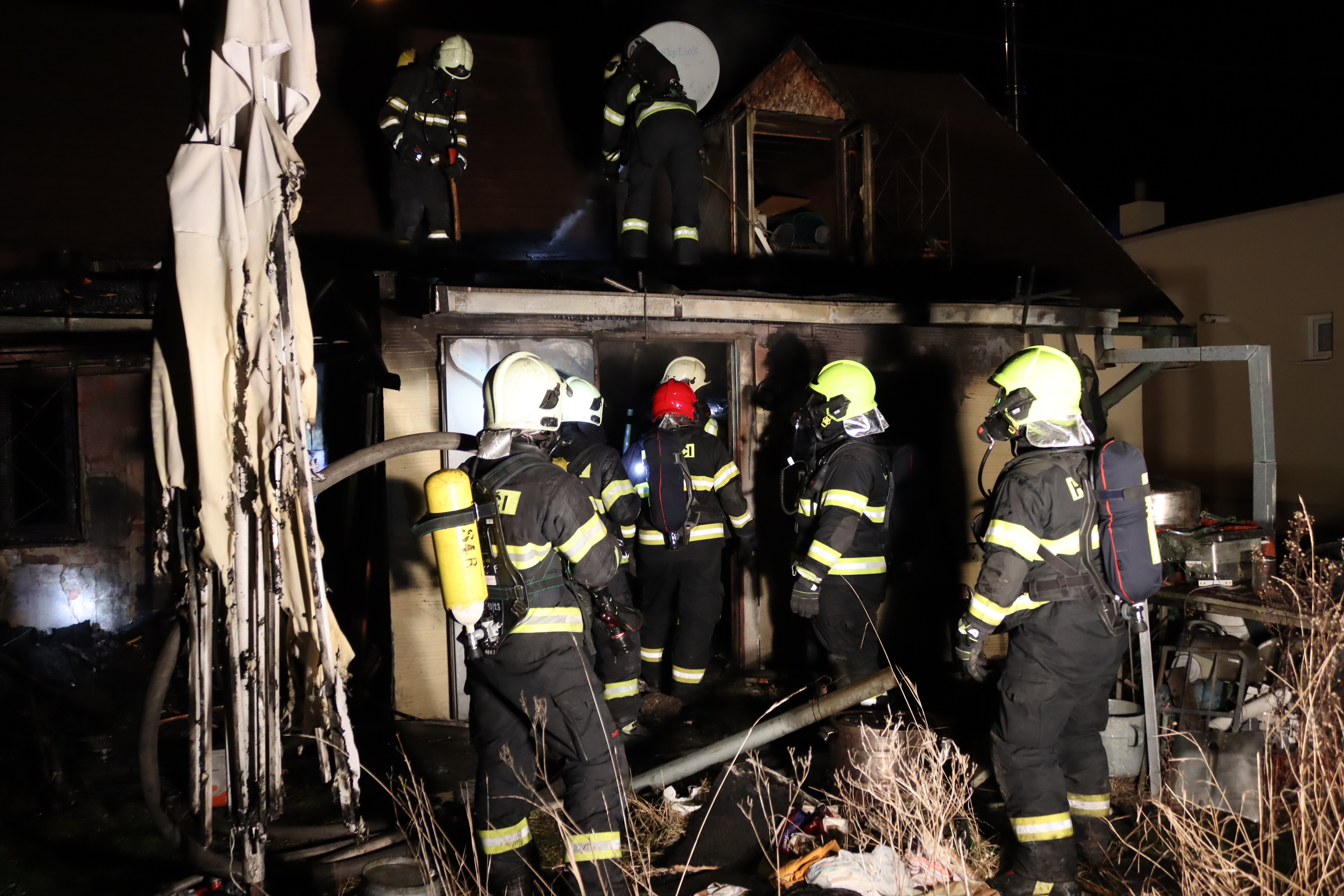 01 - Pri požiari rodinného domu v Bratislave sa zranila jedna osoba