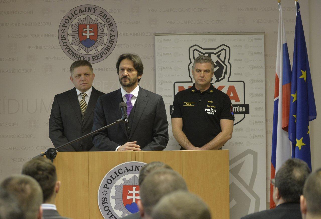 Premiér Fico s ministrom Kaliňákom a prezidentom PZ Tiborom Gašparom na tlačovej konferencii k vzniku novej jednotky NAKA