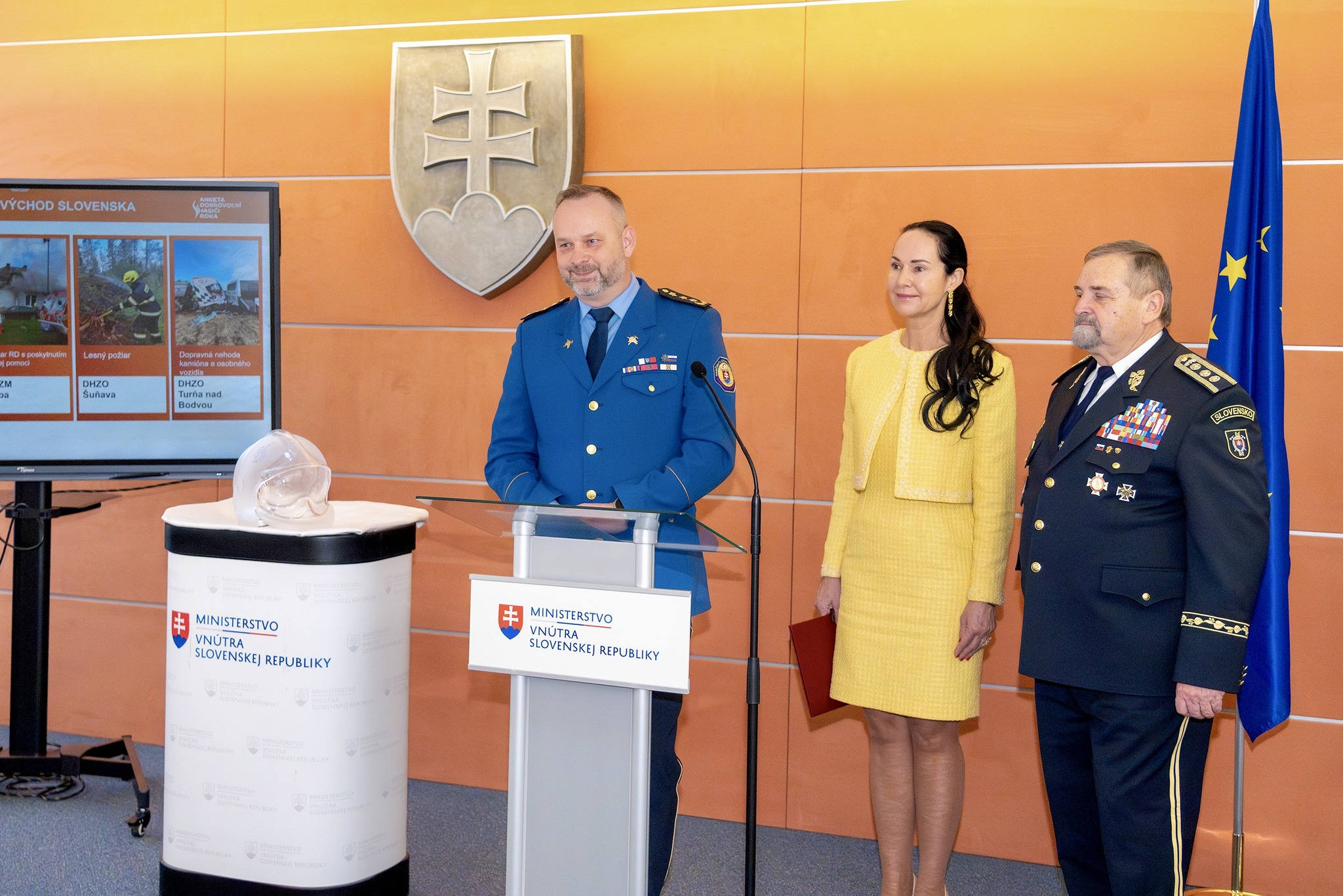 Prezident Hasičského záchranného zboru Adrian Mifkovič, štátna tajomníčka Lucia Kurilovská a a prezident DPO SR Jozef Smolinský