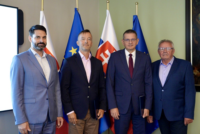 Spoločné foto po podpise memoranda Spoločné foto po podpise memoranda