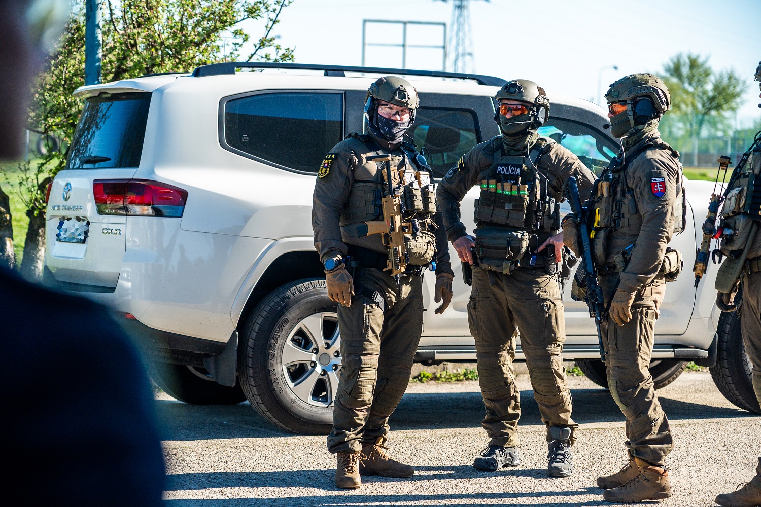 Policajti Útvaru osobitného určenia Prezídia PZ pred vozidlom