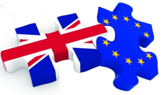 kúsky puzzle s vlajkami VB a EÚ