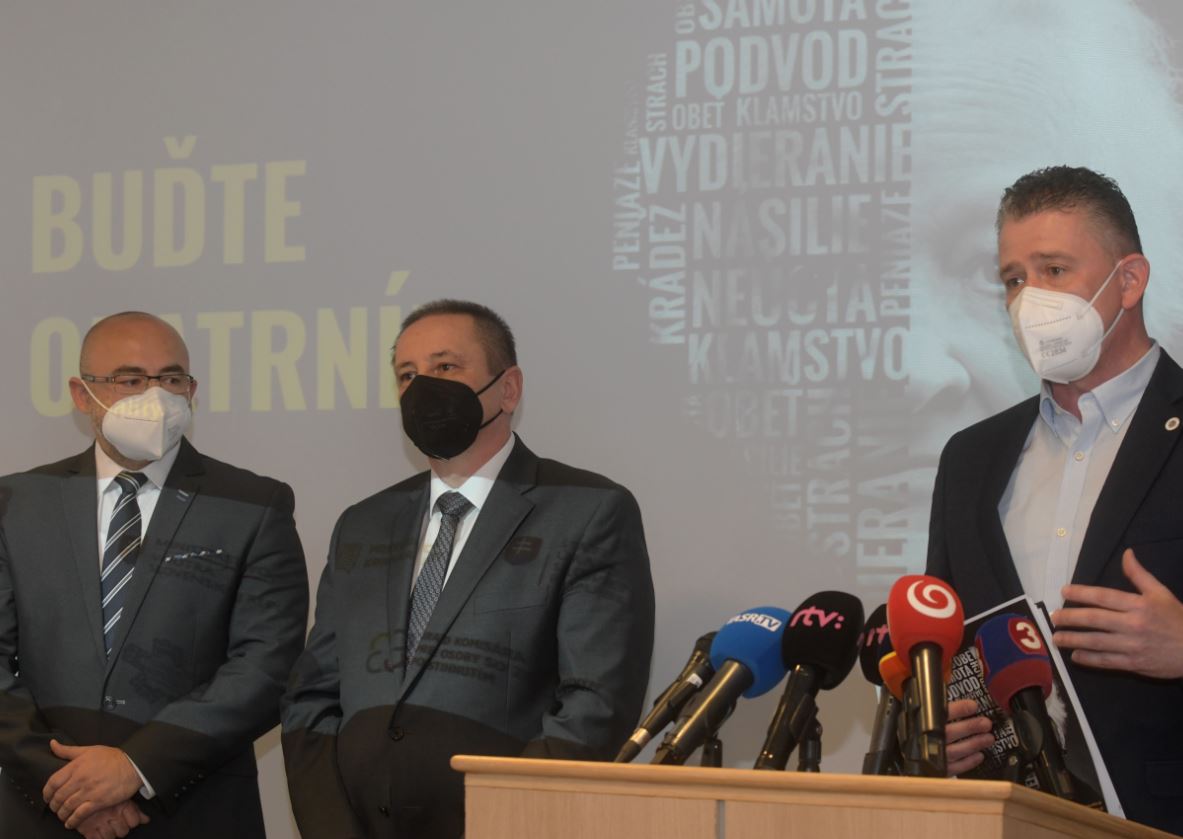 Sprava: minister Roman Mikulec, v strede Alexander Ballek, vľavo Jozef Halcin