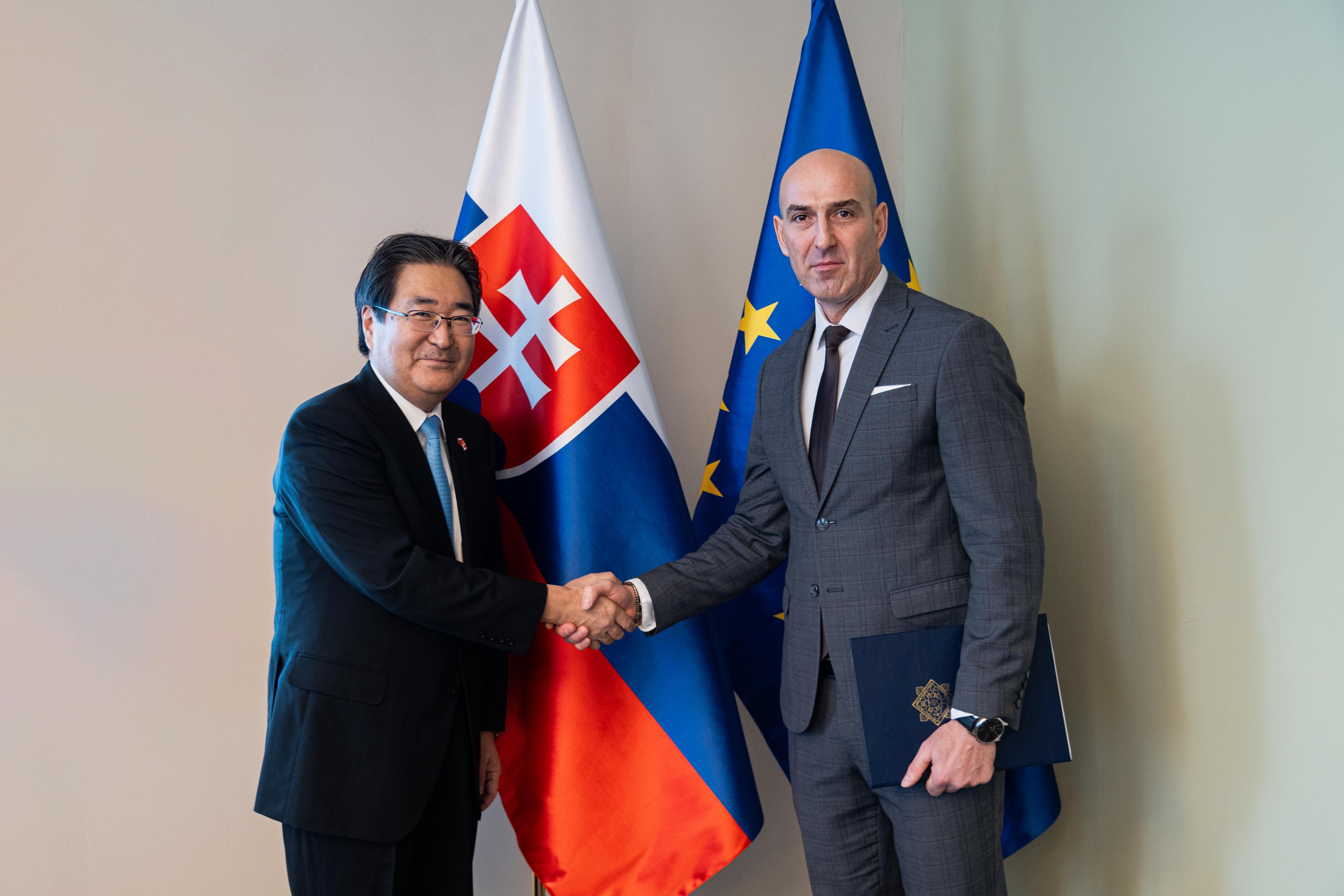 Jeho excelencia veľvyslanec Japonska Yasuhiro Kawakami a poradca ministra Ladislav Csémi