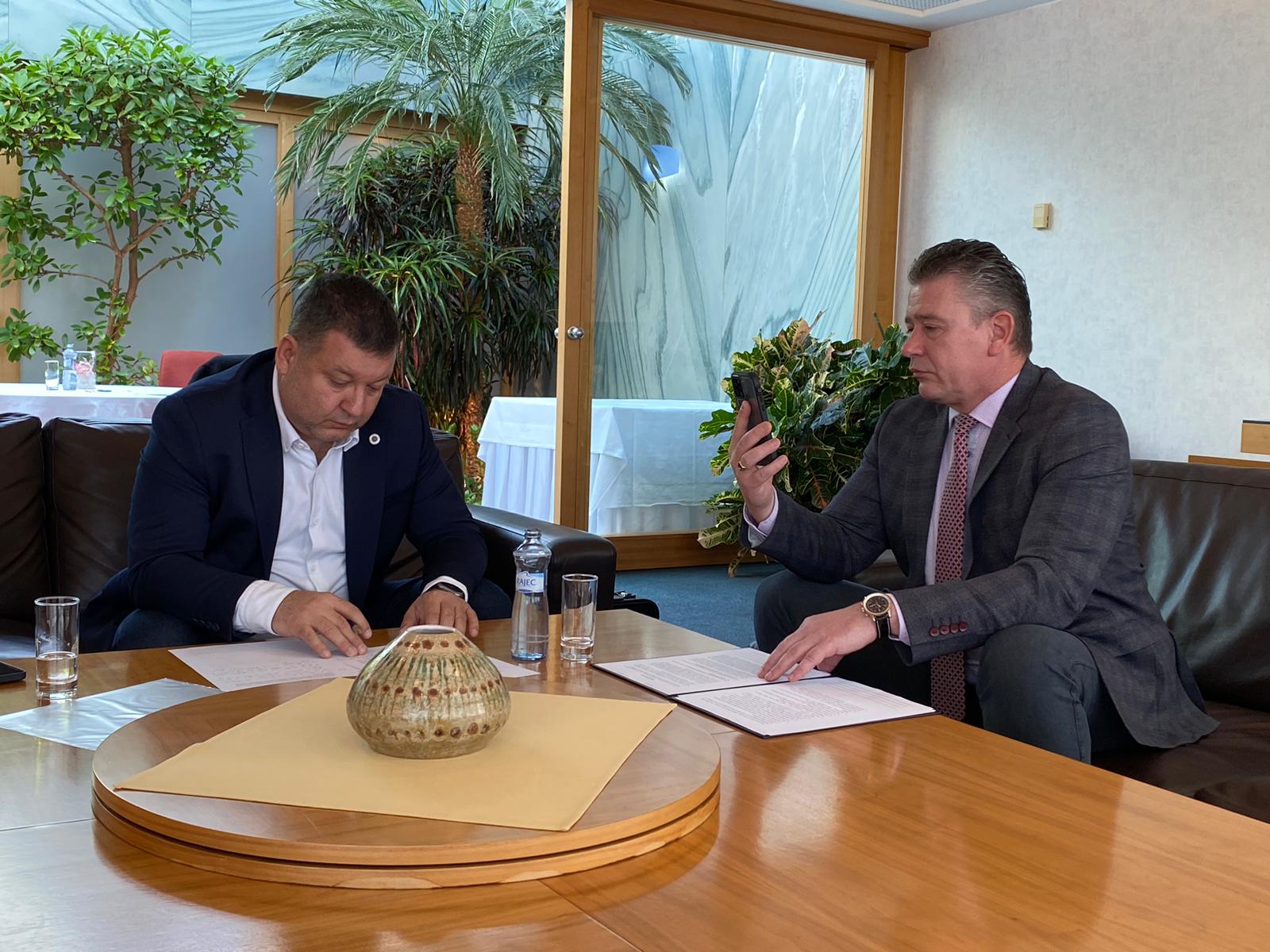 Minister vnútra Roman Mikulec a generálny riaditeľ jeho kancelárie Peter Dobos počas videorozhovoru