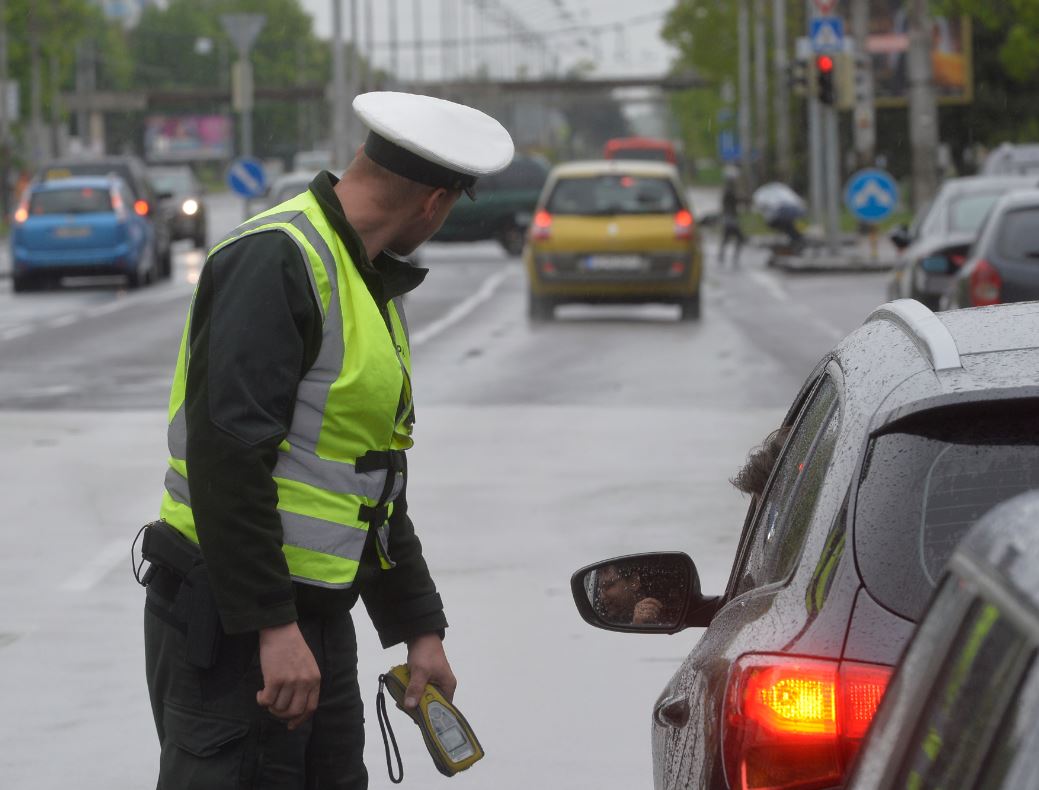 Dopravný policajt v cestnej premávke