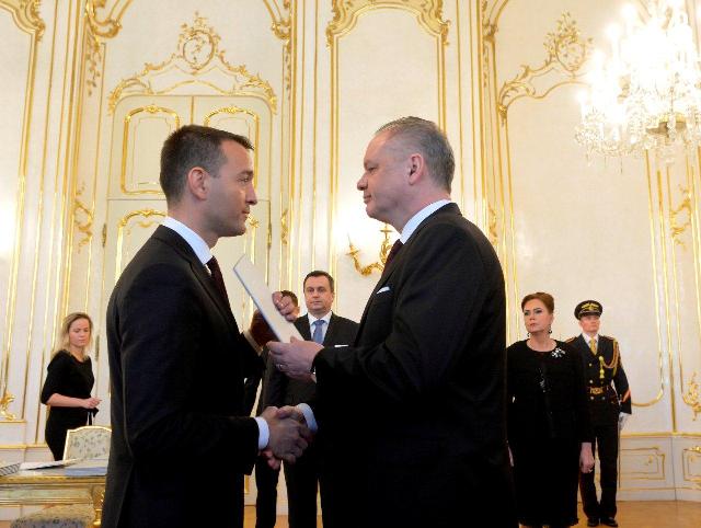 Tomáš Drucker s prezidentom Andrejom Kiskom počas menovania za ministra vnútra