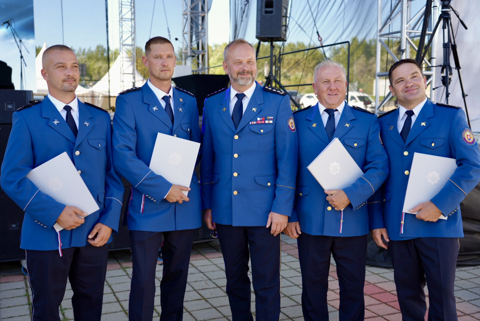 Ocenení hasiči s prezidentom HaZZ Adriánom Mifkovičom