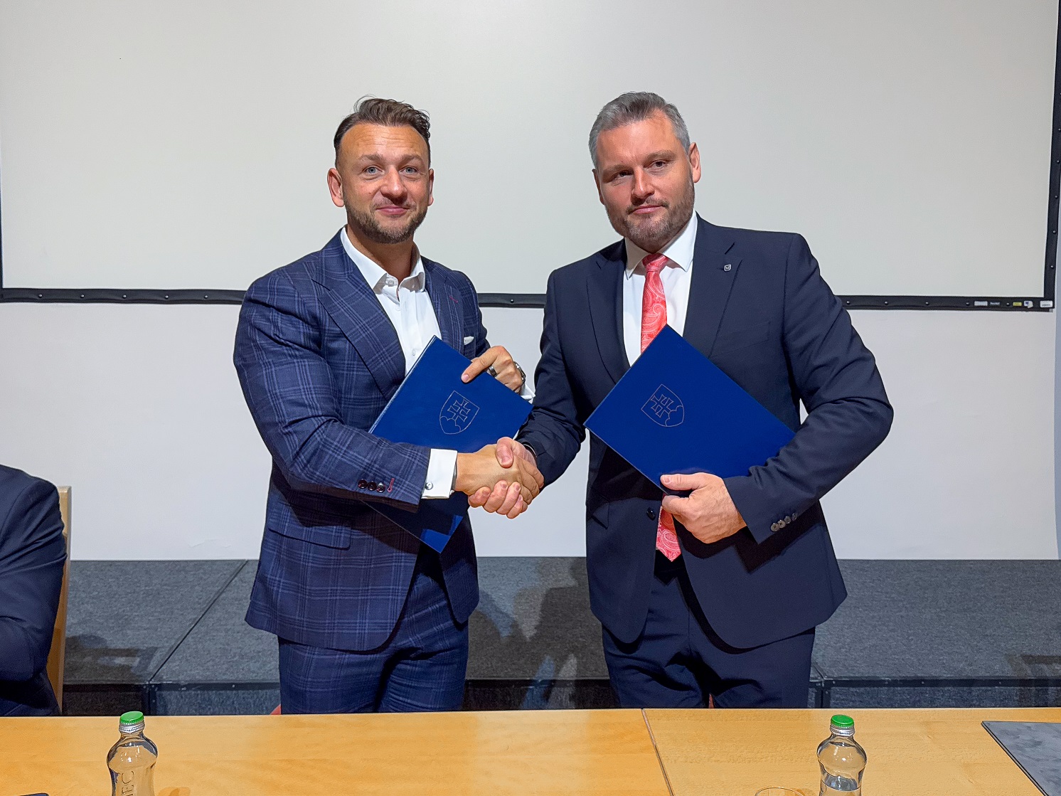 Minister vnútra Matúš Šutaj Eštok a rektor TU Košice Peter Mésároš