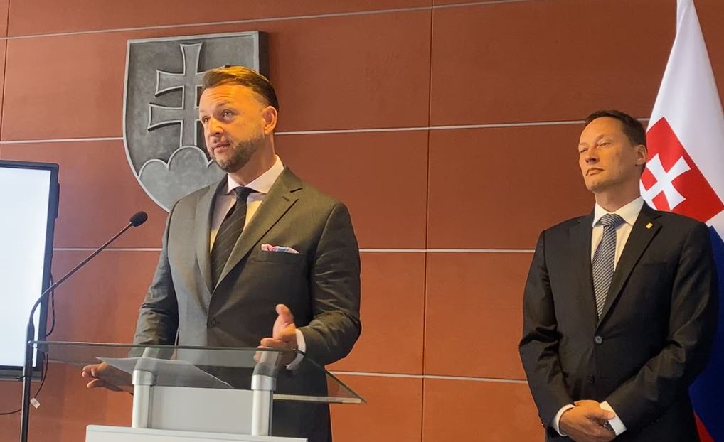 Minister vnútra Matúš Šutaj Eštok a generálny riaditeľ Slovenskej pošty Vladislav Kupka