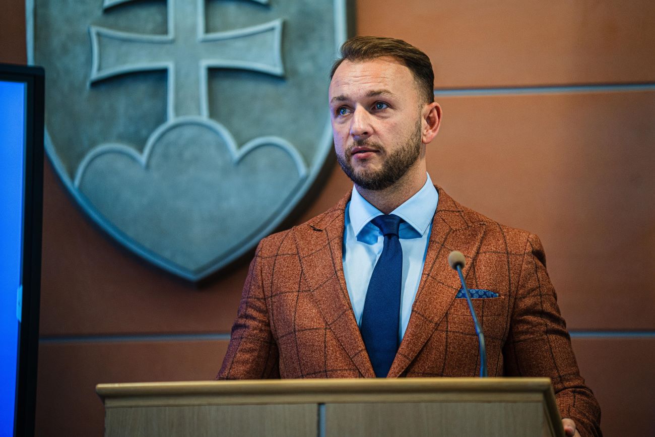 Minister vnútra Matúš Šutaj Eštok na tlačovej konferencii