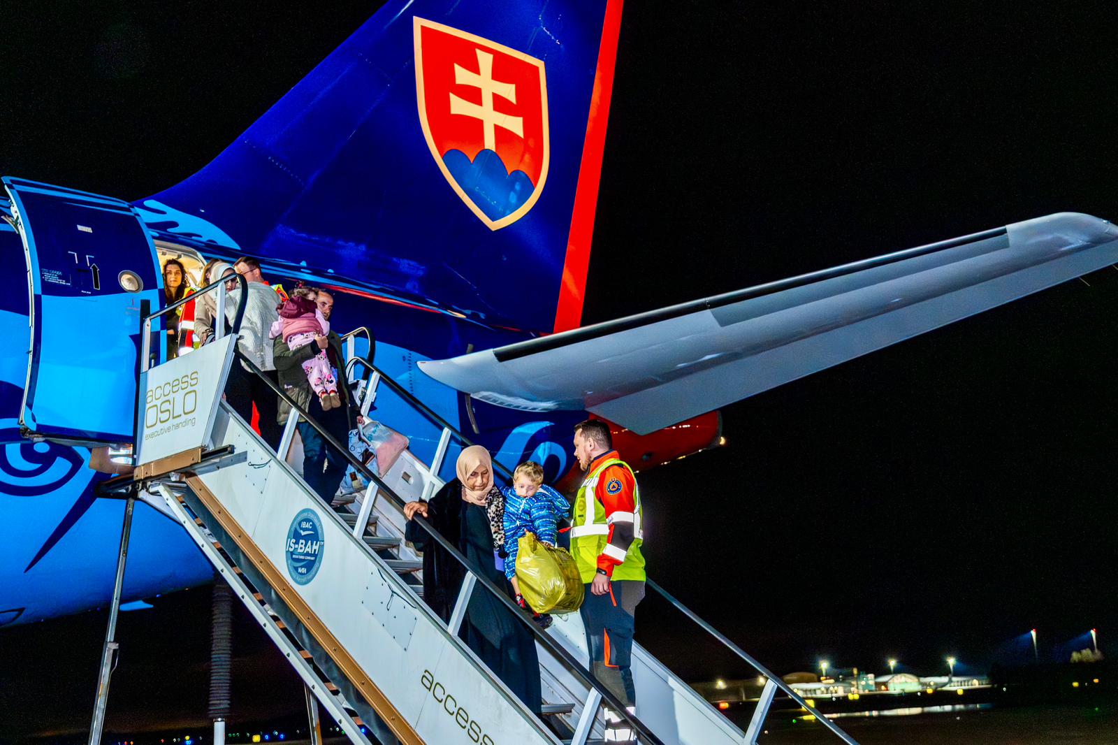 Pasažieri vystupujú z vládneho špeciálu na letisku v Osle Pasažieri vystupujú z vládneho špeciálu na letisku v Osle