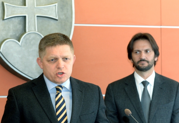 Premiér Robert Fico a minister vnútra Robert Kaliňák na tlačovej konferencii