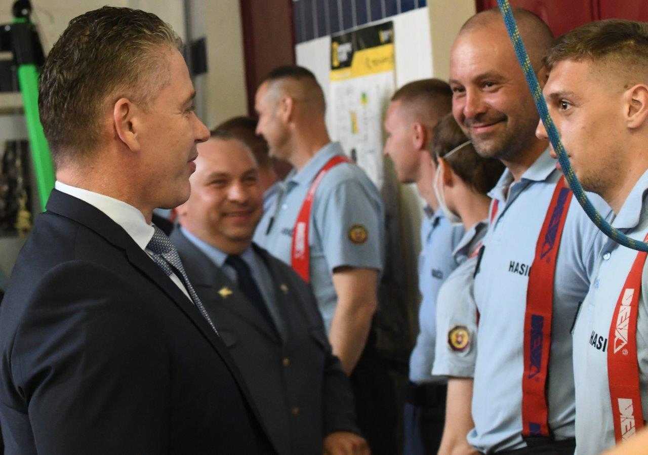 Minister Roman Mikulec s petržalskými hasičmi