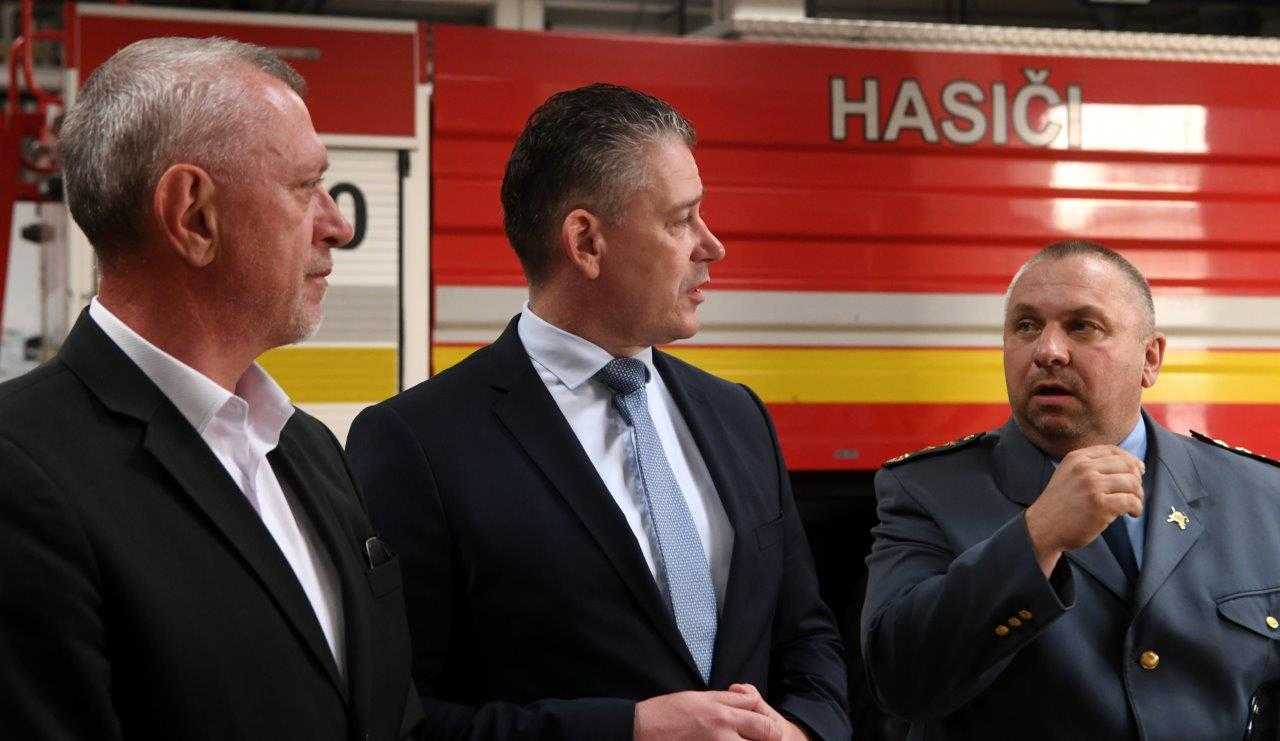 Štátny tajomník MV SR Vendelín Leitner s ministrom Romanom Mikulcom a prezidentom HaZZ Pavlom Mikuláškom