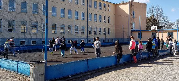 Rómske deti hrajú futbal