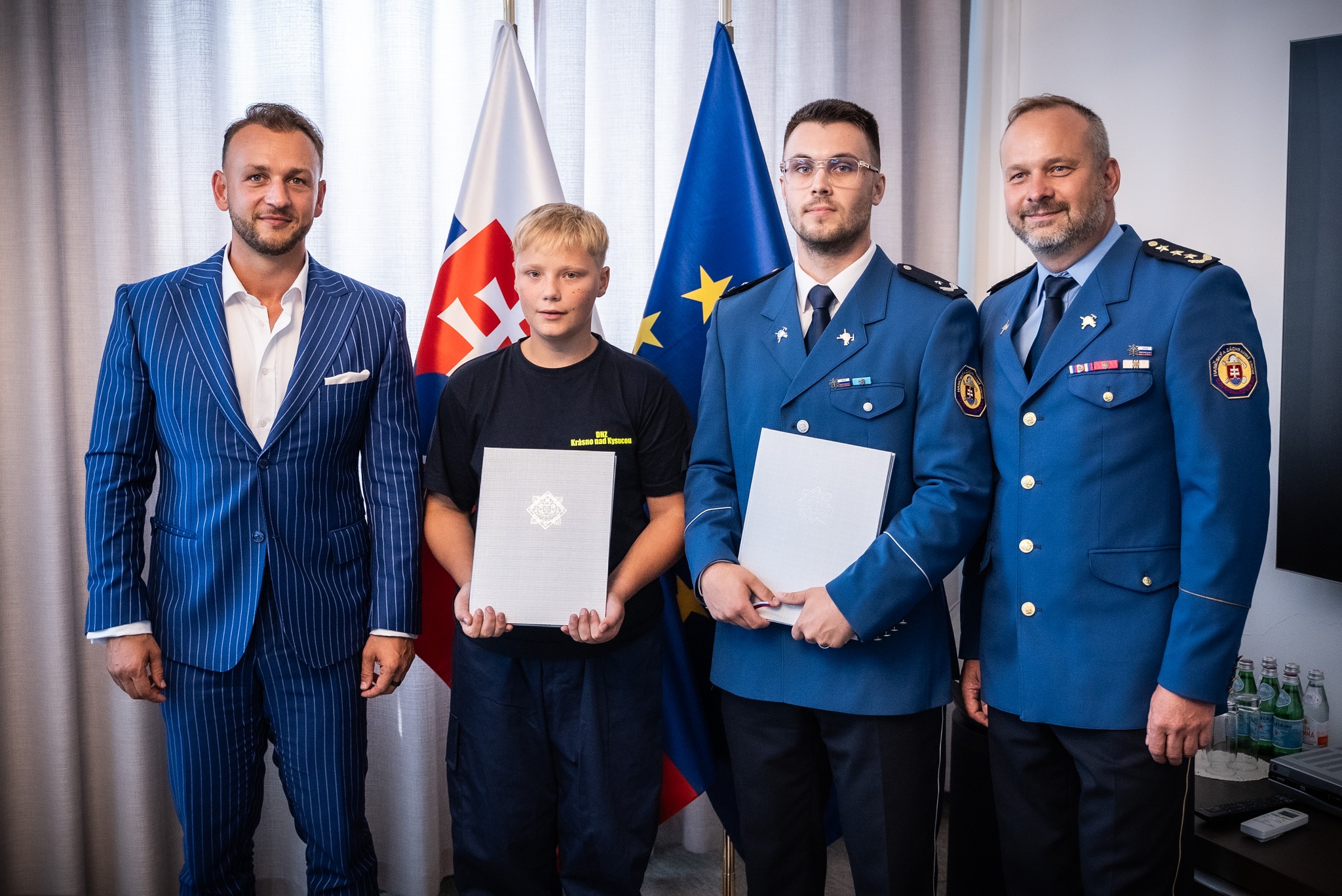 Ocenení s ministrom vnútra M. Š. Eštokom a prezidentom HAZZ Adriánom Mifkovičom