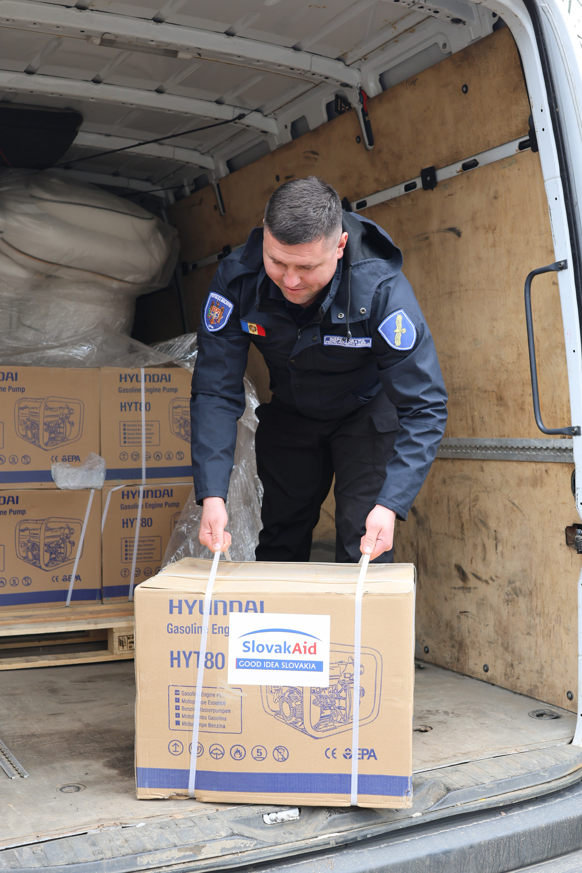 Odovzdávanie humanitárnej pomoci Odovzdávanie humanitárnej pomoci