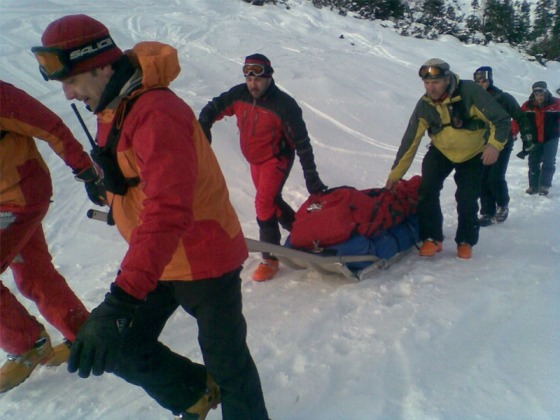 Horskí záchranári pri transporte zraneného