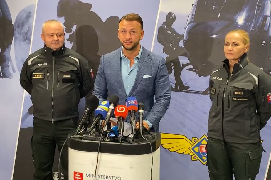 Raditeľ KR PZ Bratislava Viliam Adamec, minister vnútra Matúš Šutaj Eštok a prezidentka PZ Jana Maškarová počas otvorenia pracoviska