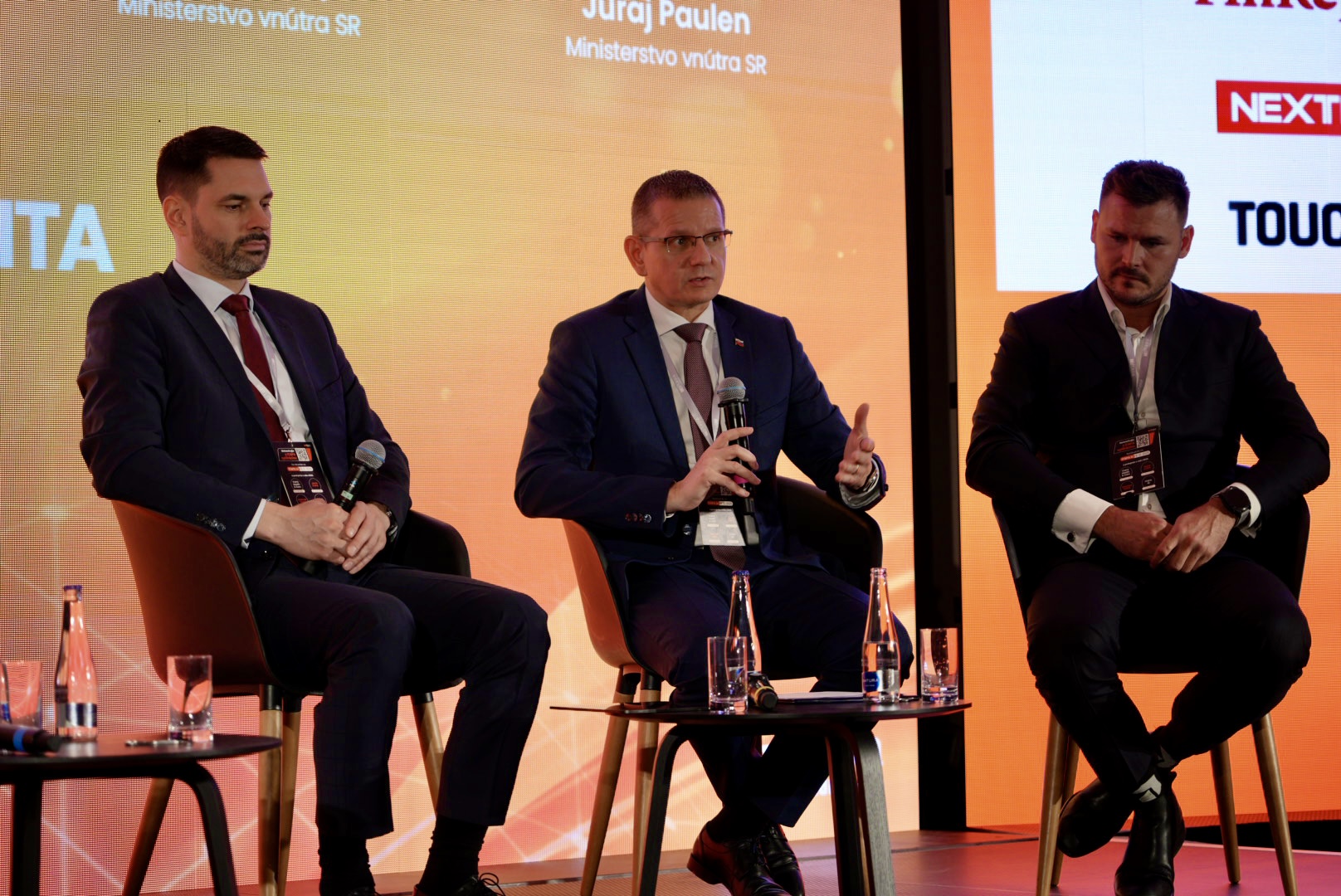 Martin Hracha, Patrik Krauspe a Juraj Paulen informujú o projekte digitalizácie dokladov