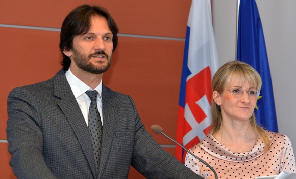 Minister Robert Kaliňák s poradkyňou pre verejné obstarávanie Táňou Behrovou