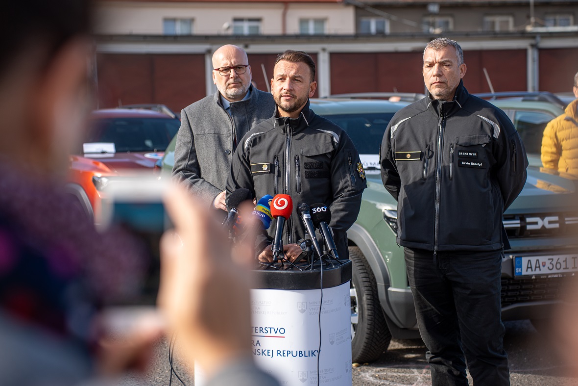 Štátny tajomník Michal Kaiňák, minister Matúš Šutaj Eštok a generálny riaditeľ sekcie krízového riadenia MV SR Ervín Erdélyi