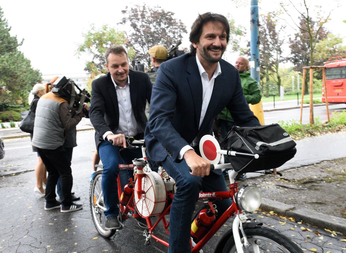 Minister Robert Kaliňák na rokovanie vlády došliapal na tandemovom bicykli spolu so šéfom tlačového odboru Ivanom Netíkom