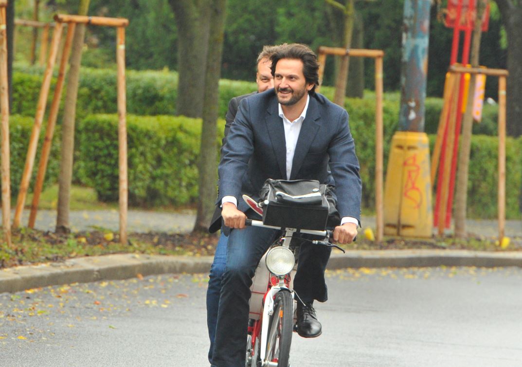 Minister Robert Kaliňák na rokovanie vlády došliapal na tandemovom bicykli spolu so šéfom tlačového odboru Ivanom Netíkom