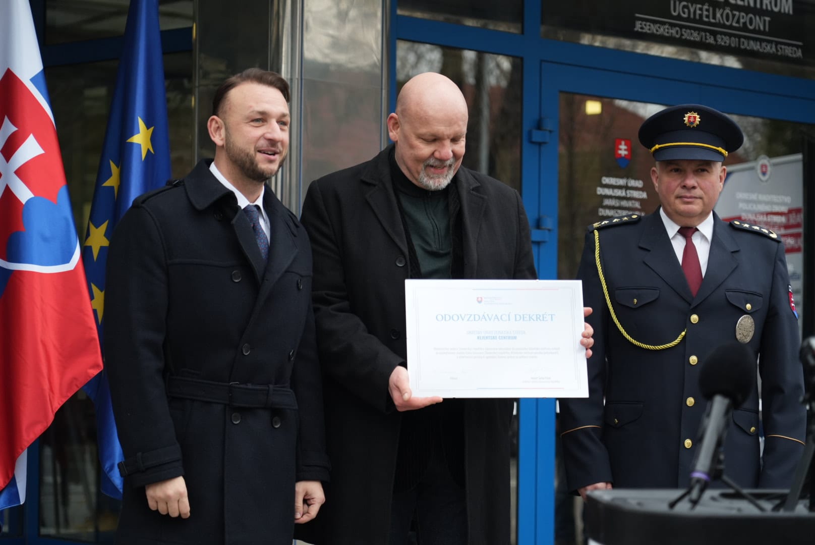 Odovzdávanie dekrétu o otvorení klientskeho centra