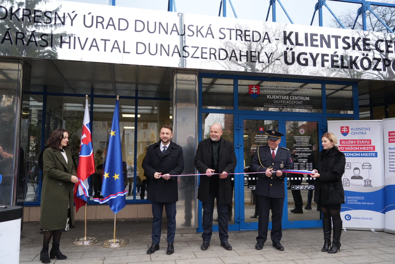 Strihanie pásky pri slávnostnom otváraní klientskeho centra