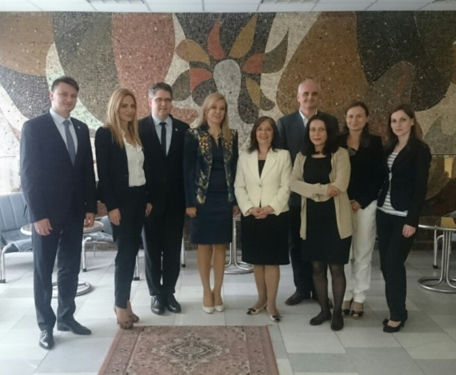 Zástupcovia slovenskej a srbskej strany v klientskom centre