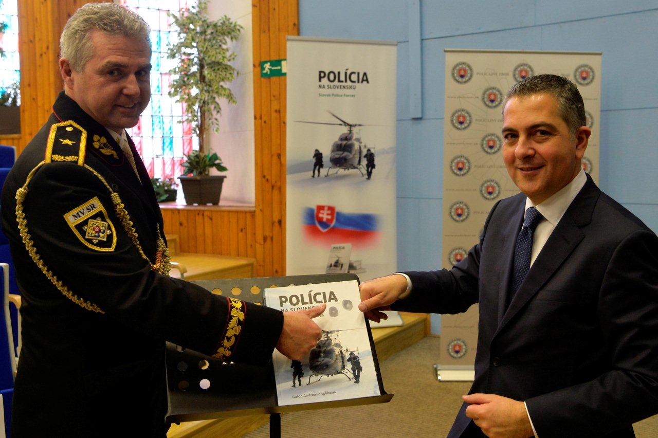 Prezident PZ Tibor Gašpar s autorom Guidom Andrea Longhitanom