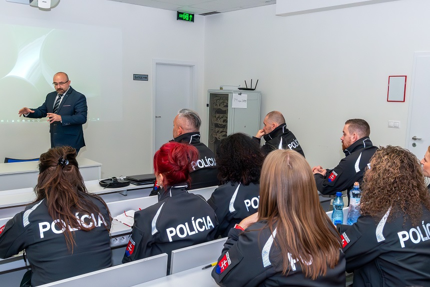 Policajtom prednáša riaditeľ odboru prevencie kriminality Jozef Halcin