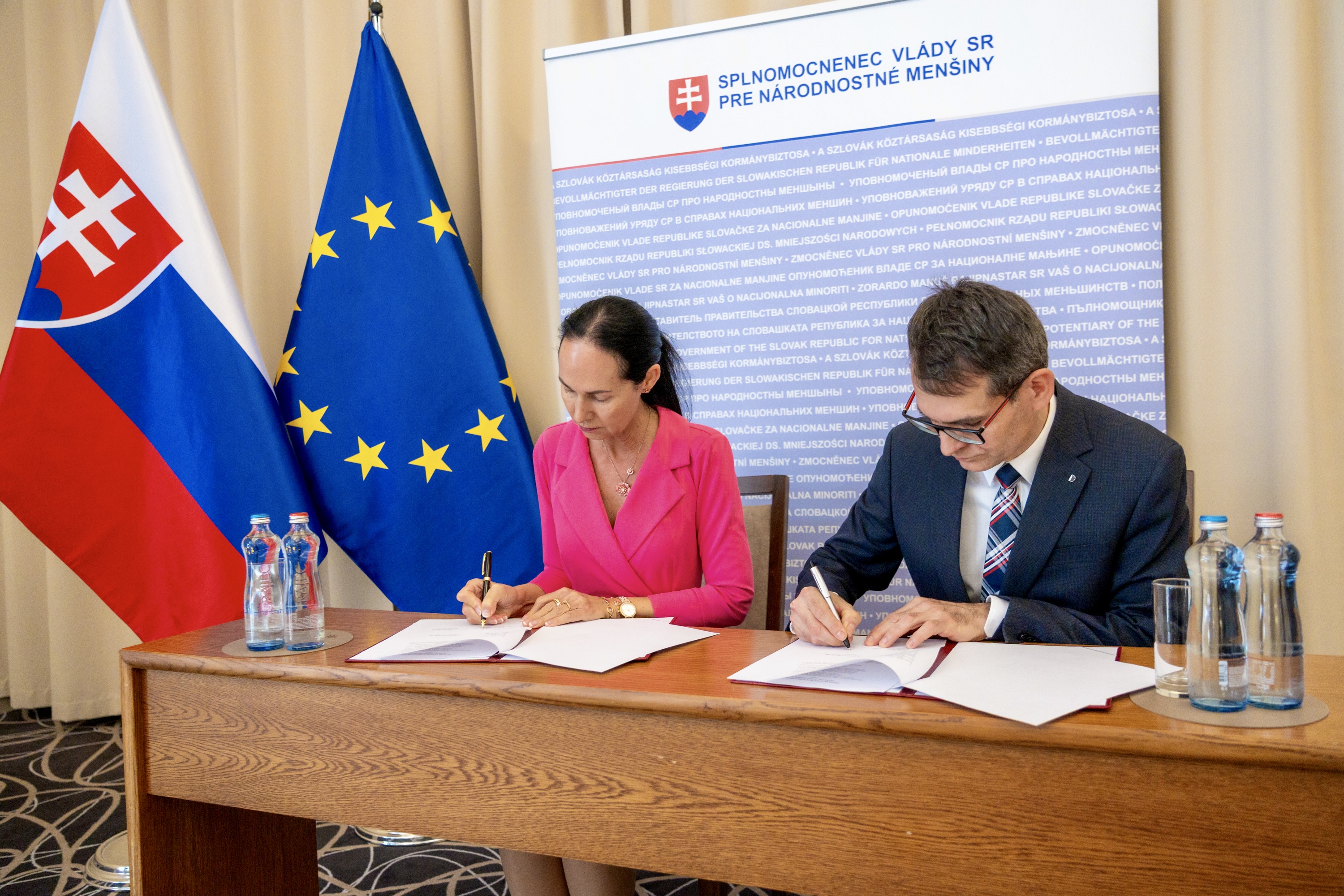Štátna tajomníčka Lucia Kurilovská a splnomocnenec vlády pre národné menšiny Ákos Horony pri podpise memoranda