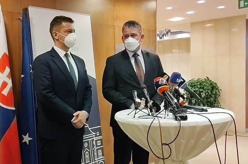 Ministri Andrej Doležal a Roman Mikulec na tlačovej konferencii po zasadnutí ÚKŠ