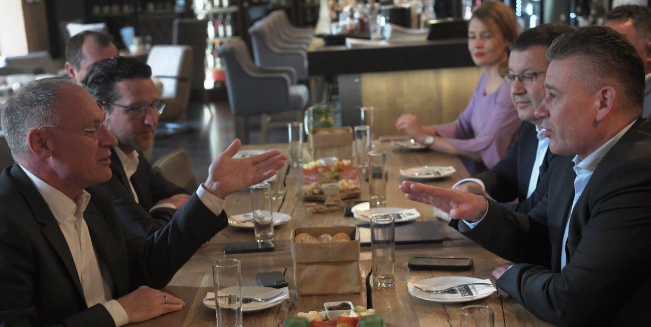 Ministri Roman Mikulec a Gerhard Karner na rokovaní