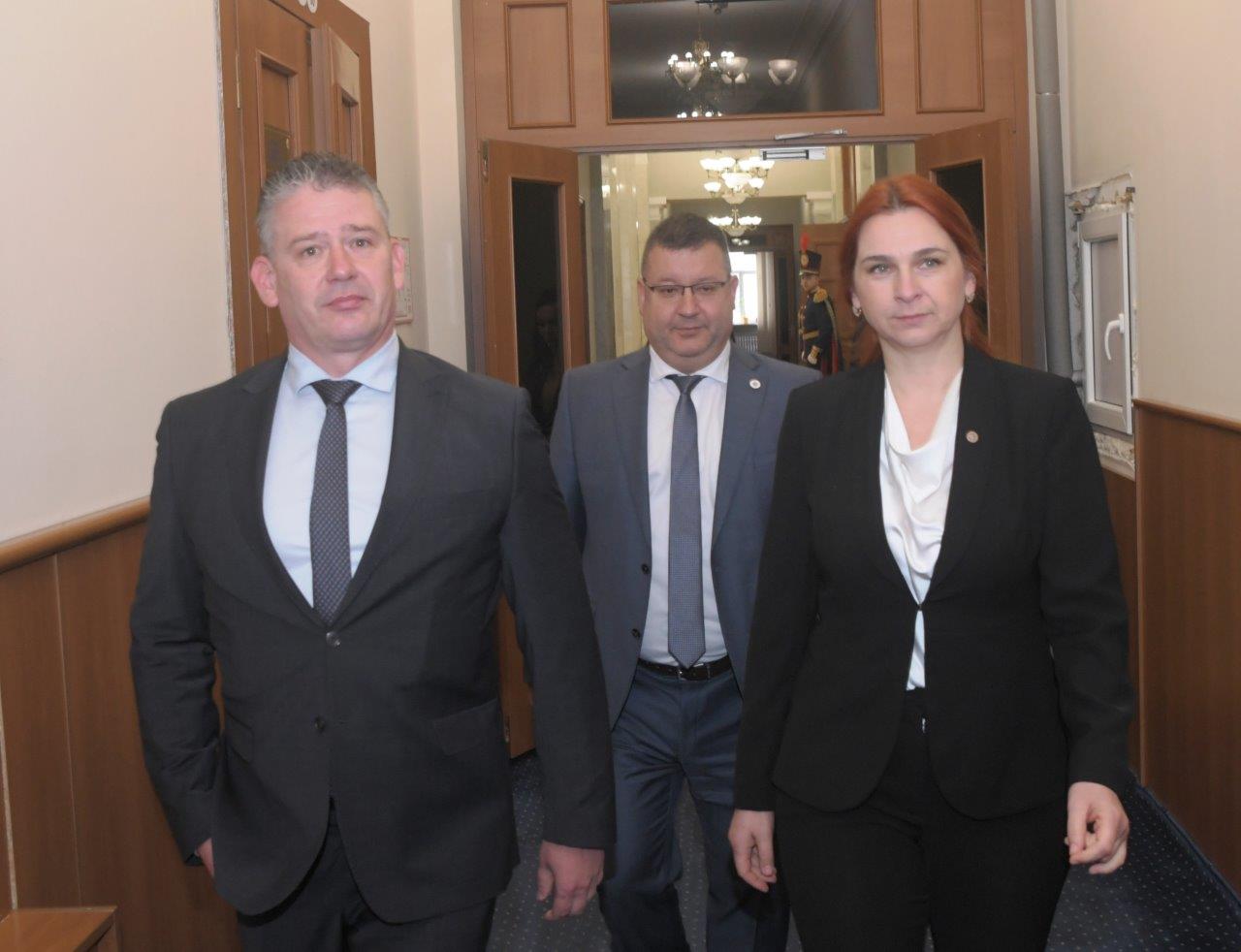 Roman Mikulec a Ana Revenco, za nimi generálny riaditeľ Kancelárie ministra vnútra SR Peter Dobos