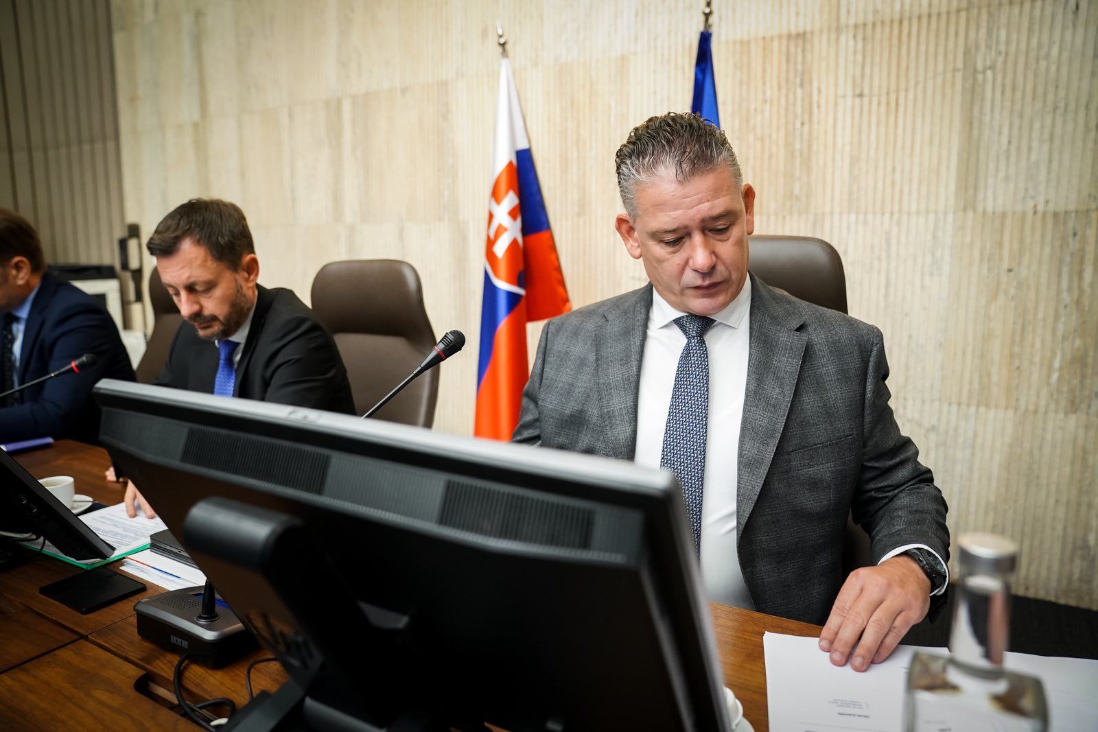 Minister Roman Mikulec na rokovaní kabinetu