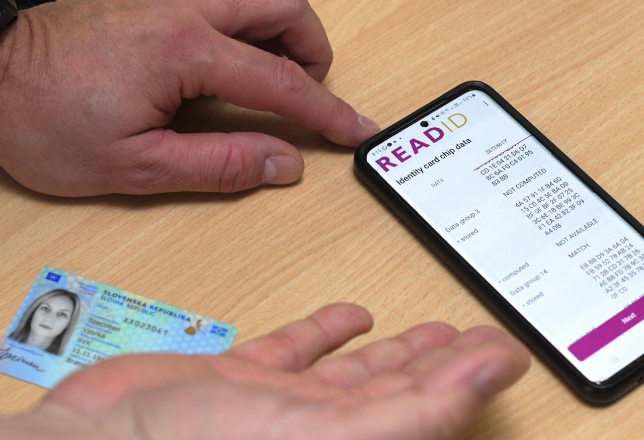 S  pomocou voľne prístupných aplikácií si však každý držiteľ biometrického občianskeho preukazu môže  prečítať  základné údaje o svojej osobe zapísané v čipe.