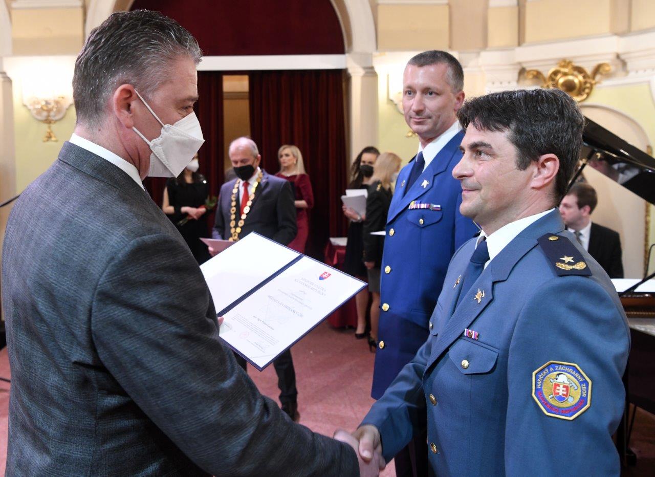 Oceňovanie policajtov a hasičov Oceňovanie policajtov a hasičov