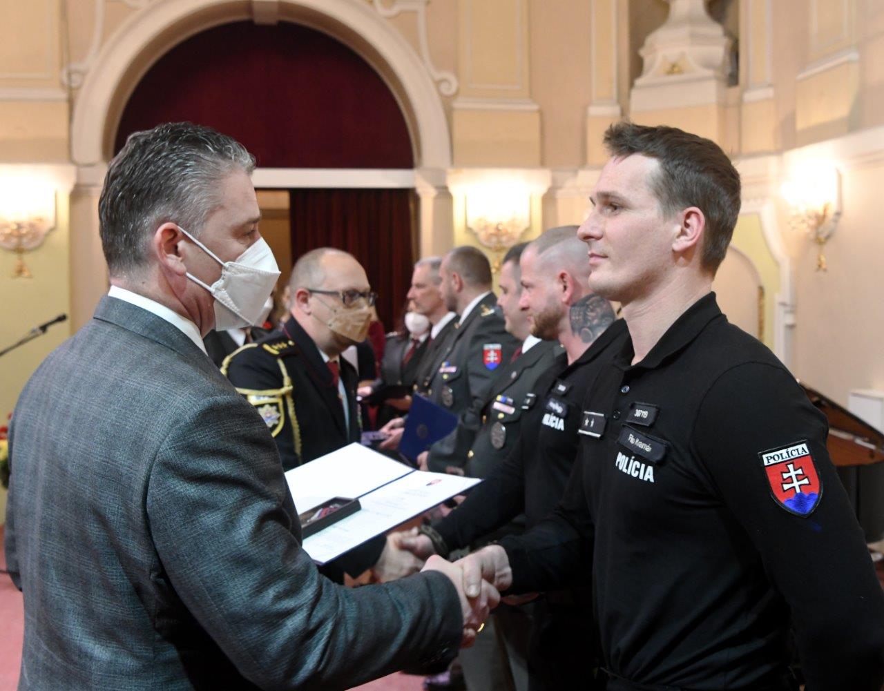 Oceňovanie policajtov a hasičov Oceňovanie policajtov a hasičov
