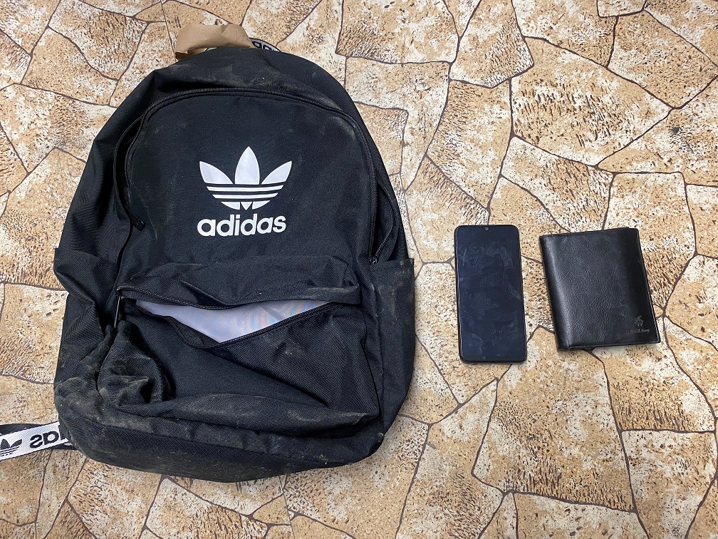 Ruksak Adidas s obsahom