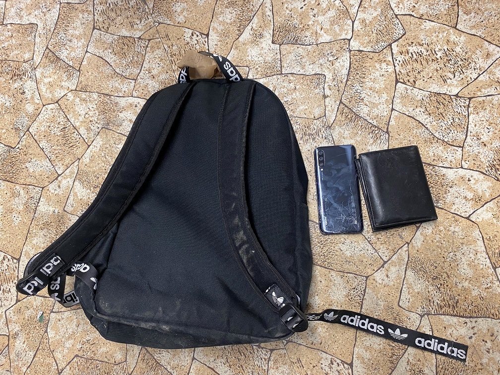 Ruksak Adidas s obsahom