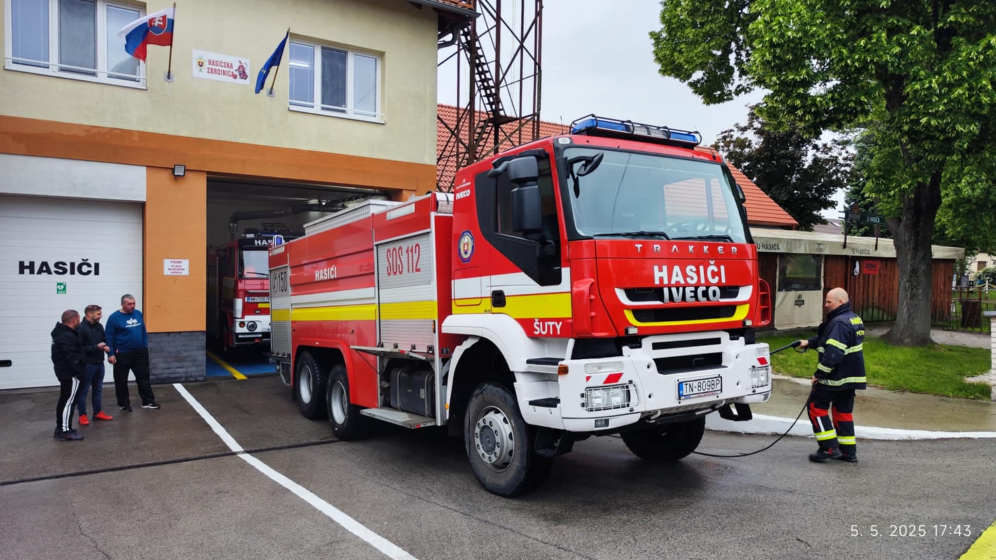 Vozidlo IVECO Tracker pred hasičskou zbrojnicou v obci Pobedim
