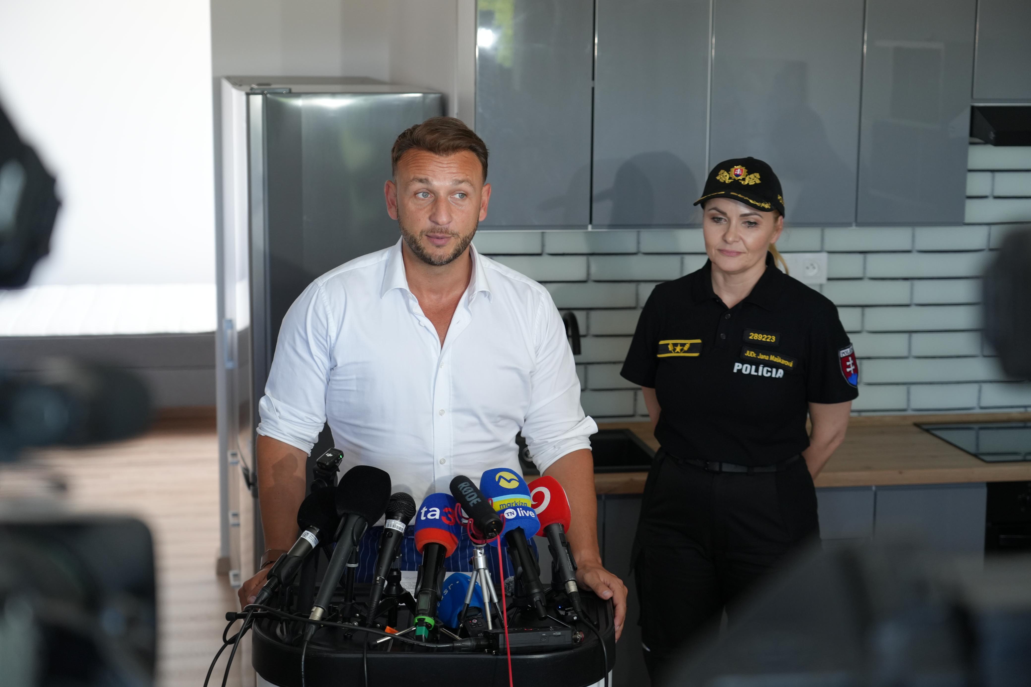 Minister vnútra Matúš Šutaj Eštok s prezidentkou PZ Janou Maškarovou v interiéri domu