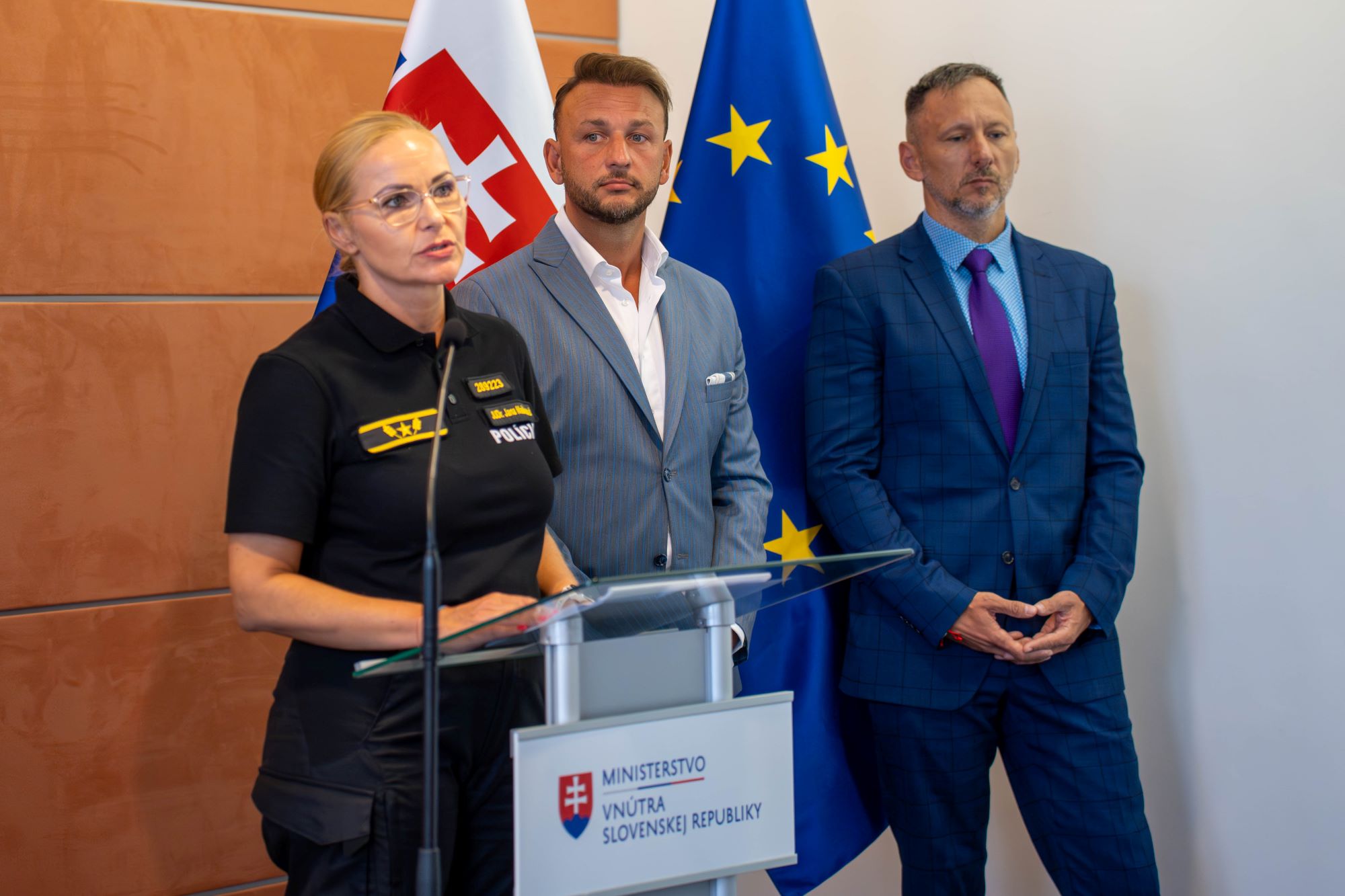 Jana Maškarová, Matúš Šutaj Eštok a Attila Zajonc na tlačovej konferencii ministerstva vnútra